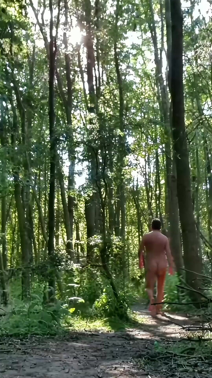 MaleModel: Naked Walking, Then Wank &amp; Cum