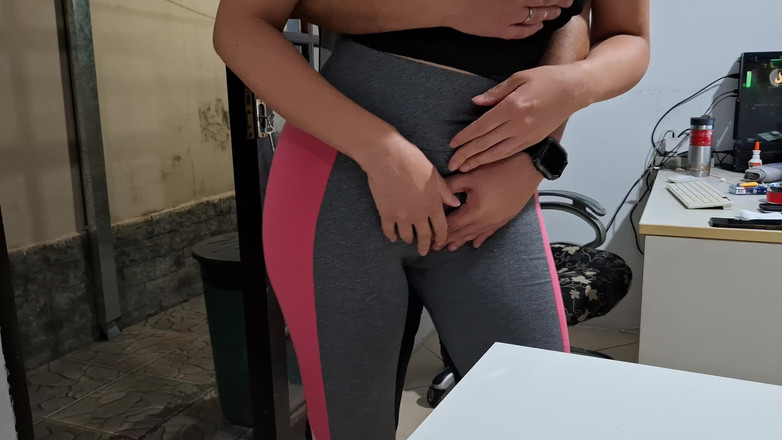 Gabi SweetCouplesStories: 在邻居的帮助下在桌子上自慰她的骆驼趾