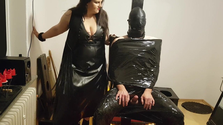 DOMINATRIX6: Foil bondage slave parte 2 - film imbragato mummificato e portato al...