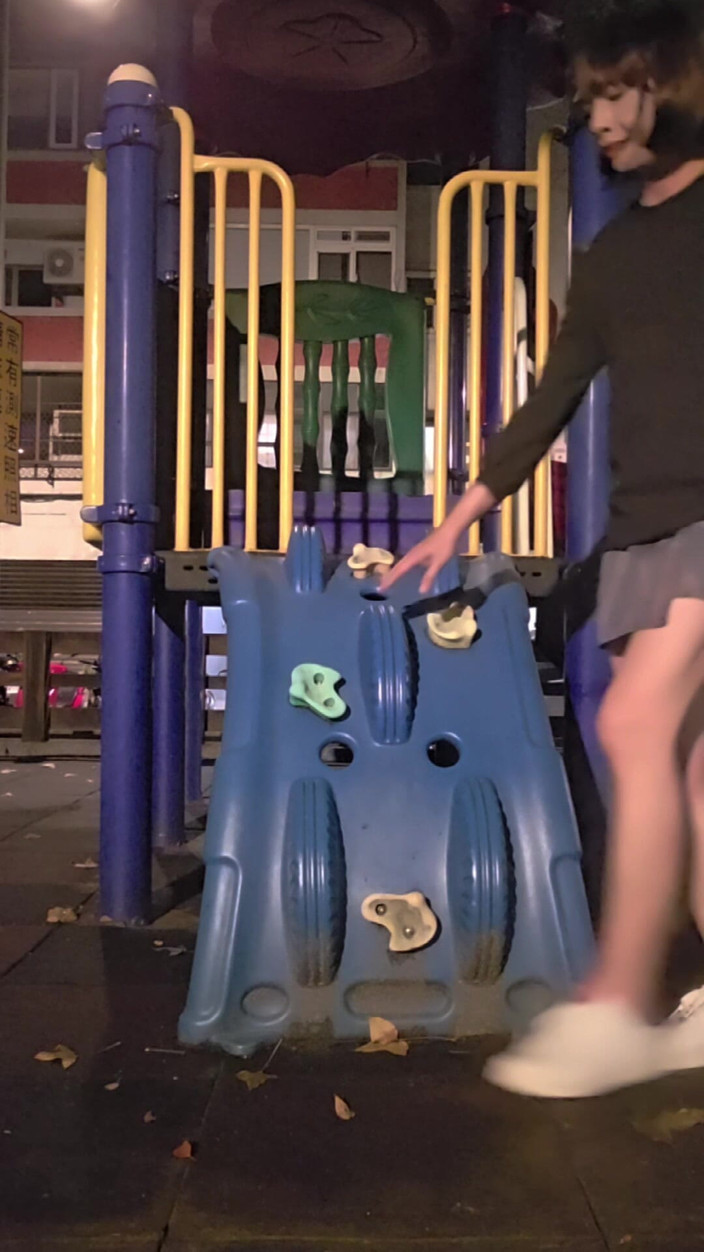 Taiwancdgirl: 伪娘婷萱在戴贞操锁外出，用假阳具让自己高潮