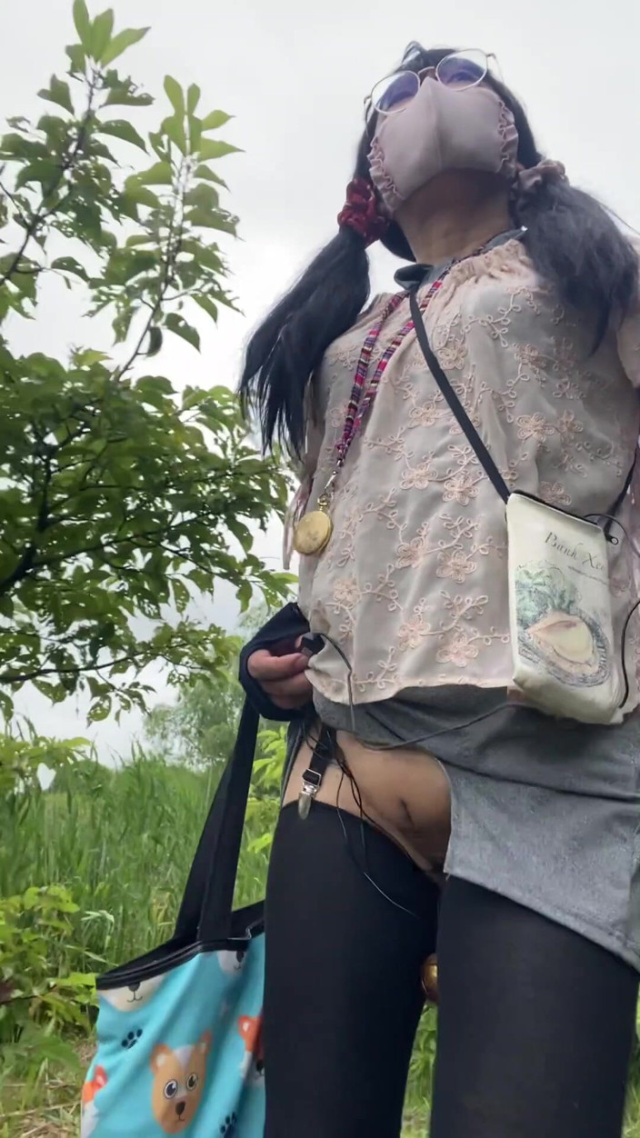megu2002: 256번, 공원에서 걷는 중, 간극 파인 바지 입고 있다