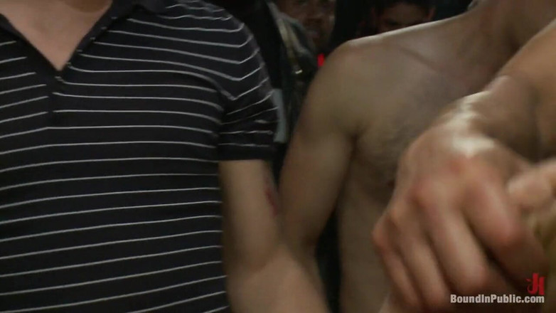 Bound in public: Nadržení muži