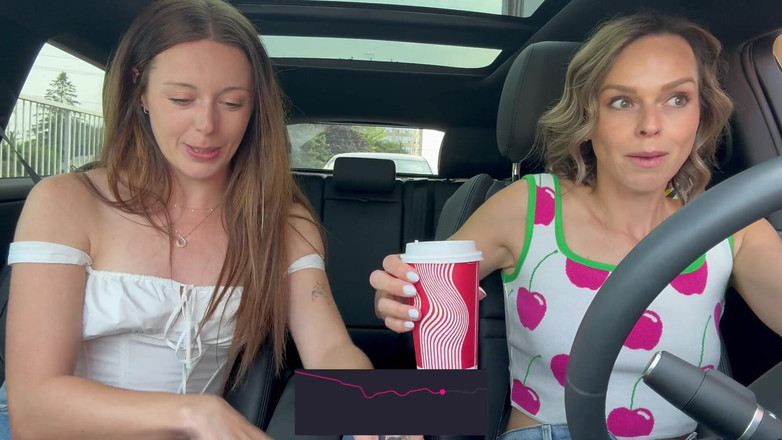 Serenity Cox: Nadia Foxx &amp; Serenity Cox gebruiken weelderige op afstand bestuurbare vibrators...
