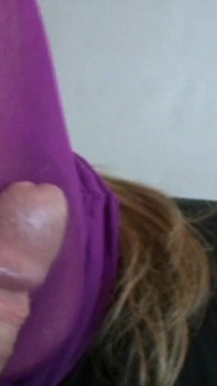 Maschera in nylon rosa e gambe grigie in collant