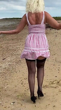 Berbogel Keluar Dari Pakaian Mini Di Pantai