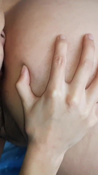 Ich masturbiere muschi, während sie meinen arsch leckt - lesbische illusion