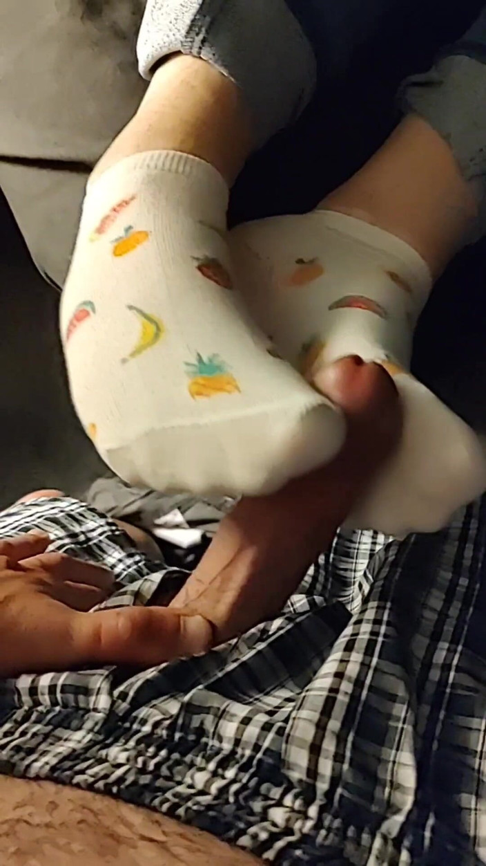 SocksAddict69: Bílý ovocný kotník Sockjob Sockjob Footjob - Mrdka na ponožky