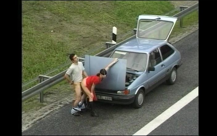 Little World: Slutty MILF suger stor kuk i bilen och knullar sedan...