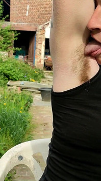 Adorando y lamiendo mi axila
