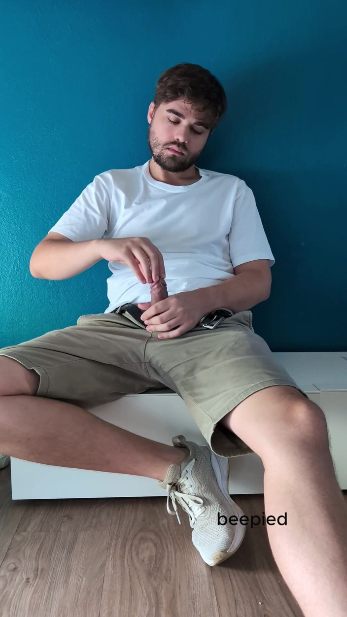 Beepied: ソロボーイマスターベーションのクローズアップ射精 - 電子音