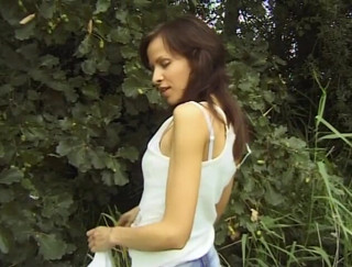 Flash Model Amateurs: O curvă slabă se satisface în aer liber