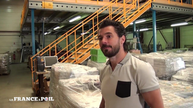 Girls Bang: Sexy nymfomanka šuká žadatele přímo uprostřed skladiště.