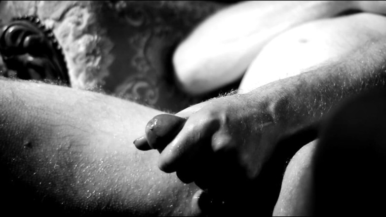 Kane Santiago: Close-up acariciando mais vibrador de balldo até eu gozar