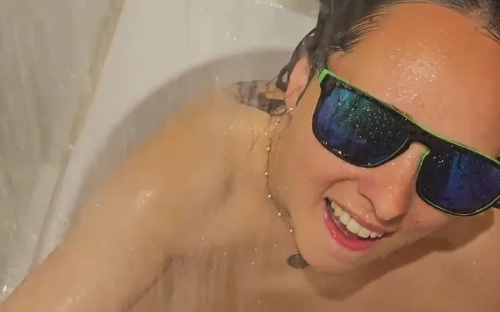 Emma_Alex: Hot Wife's Streamy Bath Blowjob and Handjob with Fiery Nails