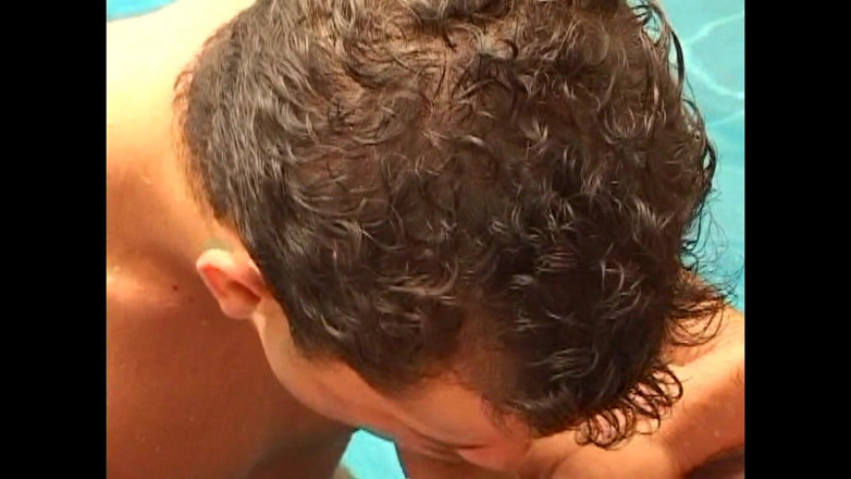 Mon Amie: Boquetes Na Piscina Com Cuzinho Fodendo Para Dois Caras