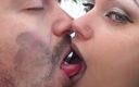 Goddess Misha Goldy: Alex mit khaki glänzendem lippenstift bedeckt, küsst im freien auf...
