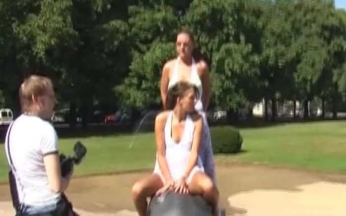 Deutsche Camgirls: Un tipo arrapato scopa due fantastiche ragazze tedesche all'aperto
