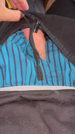 Gay Soldier Stuff: Un soldat se branle dans son uniforme d’armée et éjacule après...