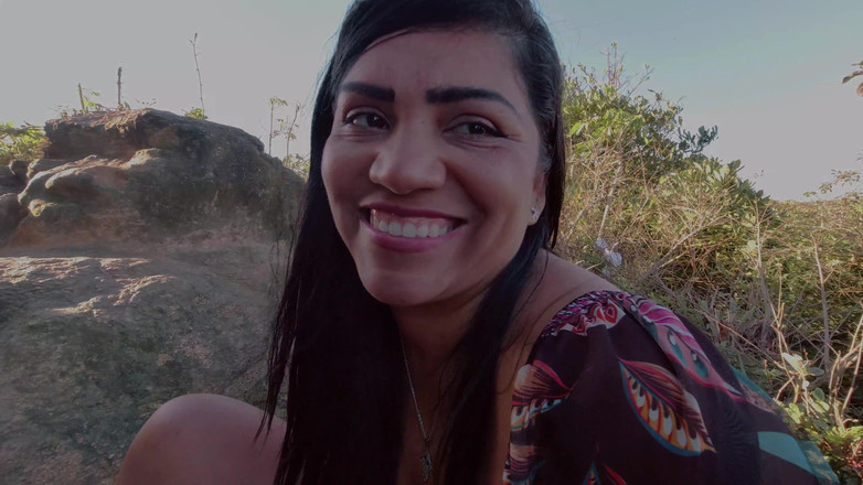 Nicoly Mattos: Dogging na pláži Moje sexy manželka masturbuje a čůrá před mořem!