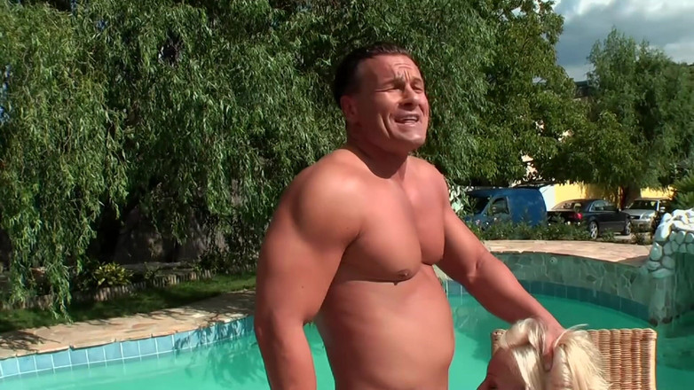 Big Boobs Babe: Venkovní blondýna DP vášeň u bazénu