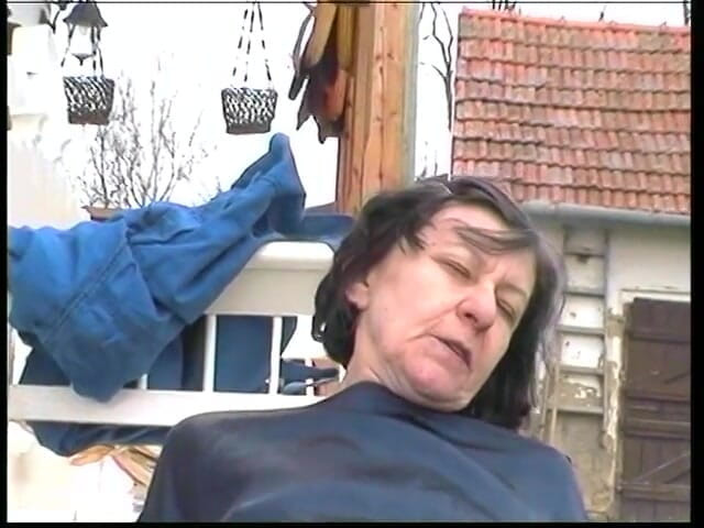 Xfucks: 뒷마당에서 젊은 남자가 섹스하기를 원하는 발정난 할머니