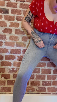 Rebeca Addams dan Ana Spears Kencing Pada Seluar Jeans Show off