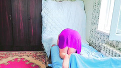 Kitty_Cross: 甜美的变性女孩靠在墙上，Coy微笑