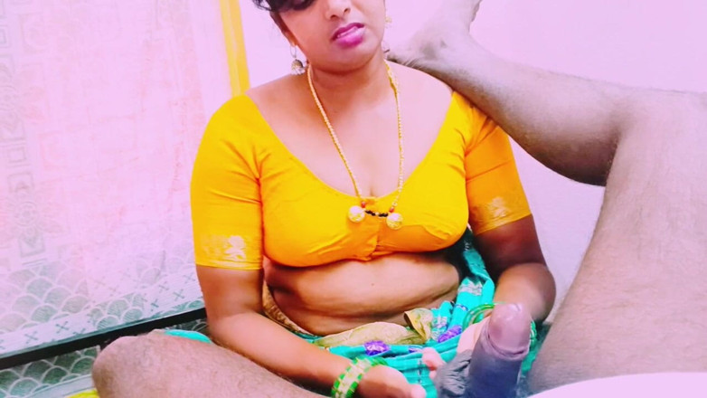 Telugu honey lips: Pembantu rumah Villege saree berkongkek tegar dengan pemilik rumah. Cakap...