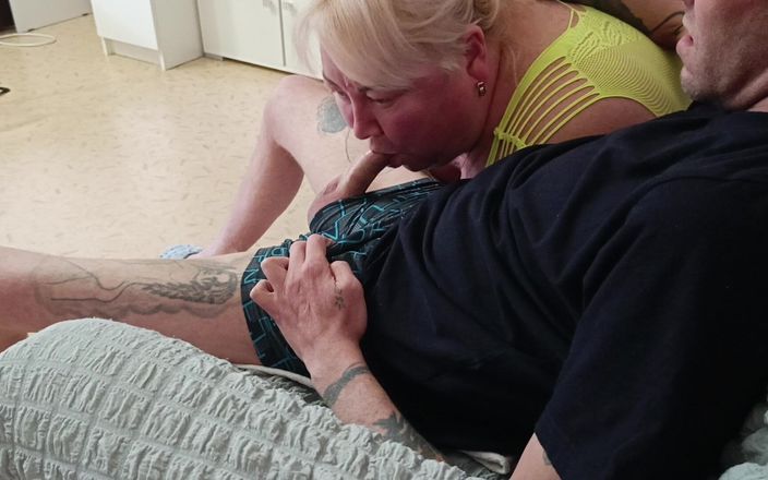 Zona901: Přítelkyně s hlubokým hrdlem saje ptáka a polyká tlusté sperma