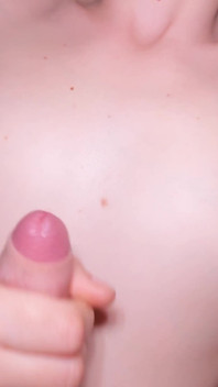 Wederzijdse masturbatie met een vriendin met kleine tieten tot klaarkomen!