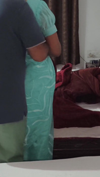 Prietena lui Bhabhi a futut bine satul Bhabhi făcând-o să ejaculeze, audio hindi