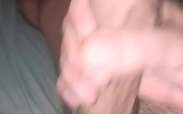 sexytoyboy: Gerçek amatör ev yapımı yatakta mastürbasyon: büyük sünnetsiz boşalma
