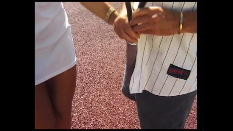 Muschi movie official: Brunette geile hoer heeft seks op de tennisbaan terwijl iemand...
