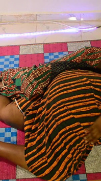 Olgun Afrikalı köylü çift birlikte porno izlerken sikişiyor