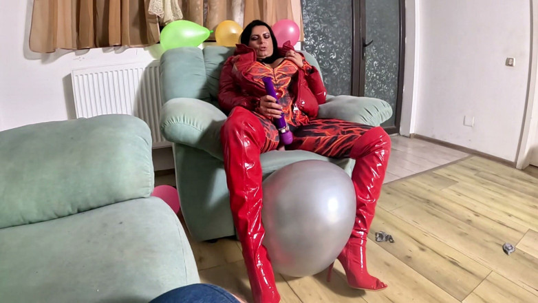 MilfyCalla: Penghinaan MILF bawahjaket merah dominan. Ereksi yang gagal, dildo besar...