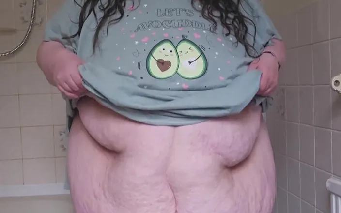 SSBBWLadyBrads: Giant Goddess Ass and Body Show off