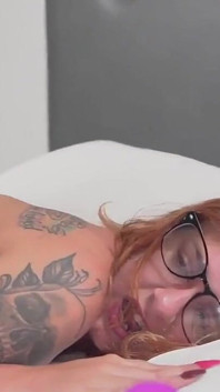 Vicki rief an und fragte, ob ich ihren größten dildo nehmen könnte. Ich sagte ihr, ich würde es versuchen. Als wir uns trafen, wärmte sie meine muschi mit einem Vibrato auf
