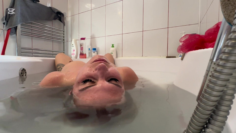 Emeli: Xuất tinh nín thở của tôi dưới nước