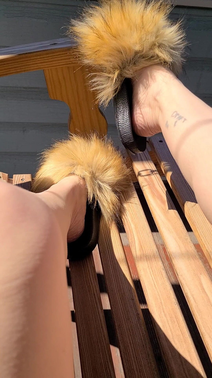 Raven Willow: Spring Feet Blănry Slides