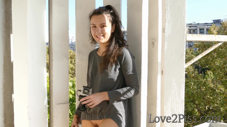 Love 2 Piss: Cewek seksi rambut cokelat lagi kencing di seluruh penjuru