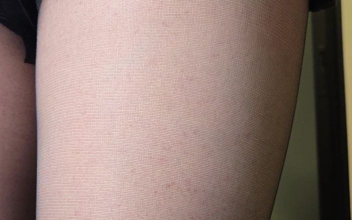 SissyKanisa: Sissy Kanisa Połóż uroczą puszystą sukienkę