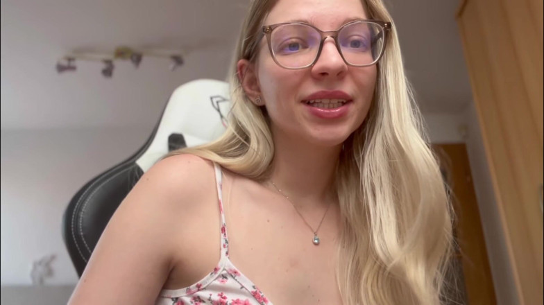 Goddess_Bella_Rae: Bạn là một cuckold asmr roleplay bất tài