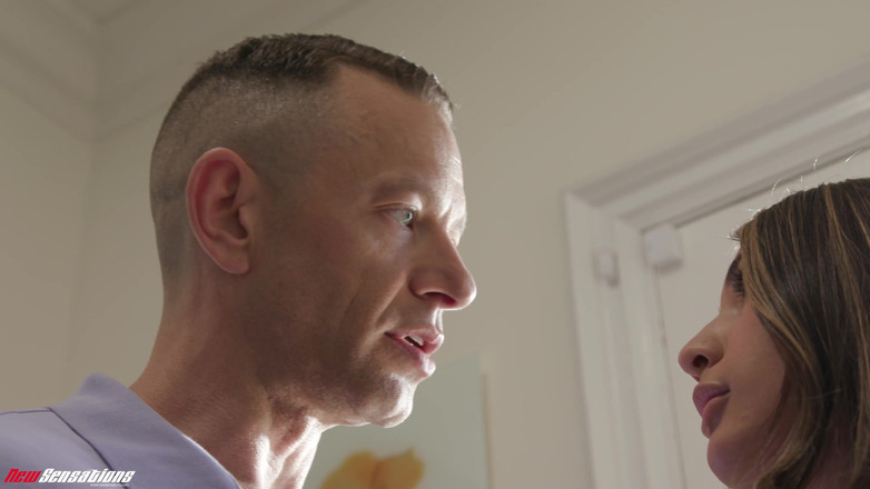 New Sensations: 내 베이비시터 니나 니브스와 함께하는 빠른 시간