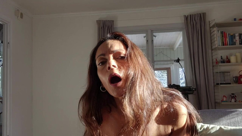 LoveAndRopes: Esposa Caliente Muestra Su Increíble Culo Y Le Da a...