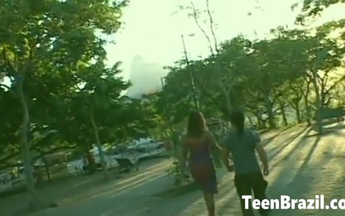 Teen Brazil: Stor tit brasiliansk tonårsflicka får sperma på sina bröst