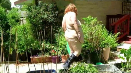 BBW nurse Vicki adventures with friends: Vestindo bota médica, masturbação nua com mangueira de água