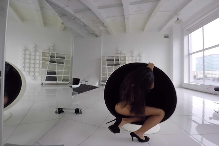 StasyQVR: Fit tetovaná brunetka Sexy striptýz