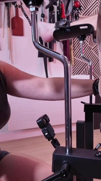 Inanna rättvisa och Lady Syene föremål slav för dual fisting och deepthroat dominans - Dubbel Domme Anal Utbildning del 4