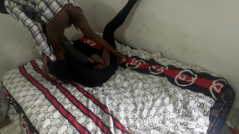 Petite Erotic Africa: Không có mặt nạ cho little lovet
