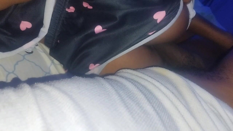 Skyy: 새아빠 따먹기 주세요! 새아빠와 함께 침대에 올라가 흑인 대물 자지에 내 엉덩이를 문지르는